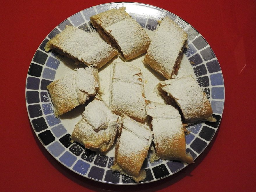 Köstlicher Topfenstrudel so wie er in Österreich gegessen wird.