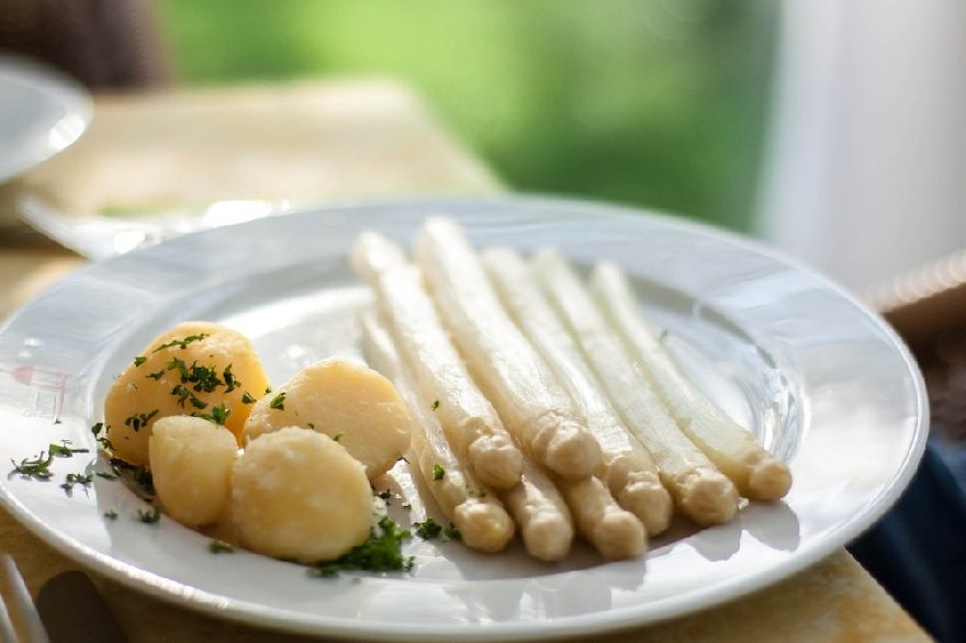 Spargel auf Teller lecker angerichtet