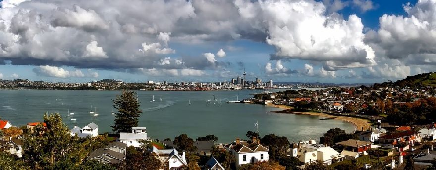 Eine Stadt in Neuseeland am Hafen.