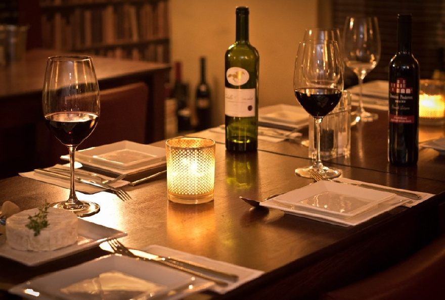 Leckerer Wein im Bistro schön auf dem Tisch angerichtet bei gemütlicher Atmosphäre wie bei unseren besten Restaurants mit Lieferservice in Ahlen.