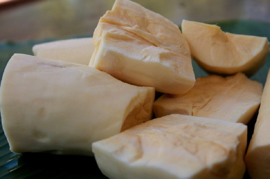 Köstliches Mandioca so wie es in Brasilien zu Essen gibt.