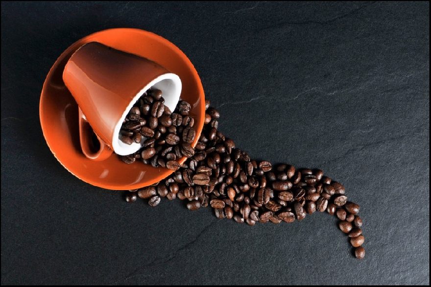 Kaffetasse mit Kaffee-Bohnen