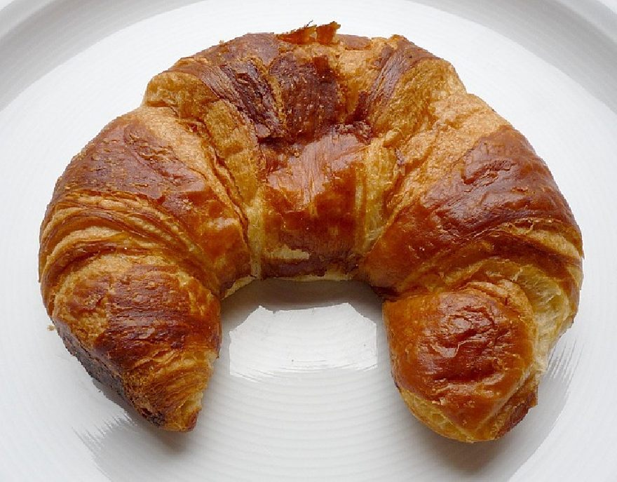 Schönes fluffiges Croissant so wie es in Frankreich verkauft und gegessen wird.
