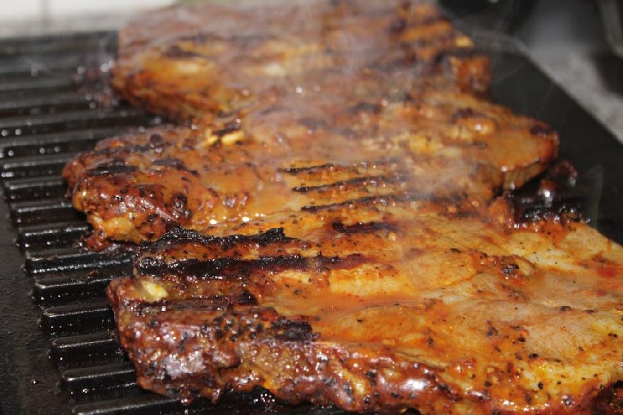 Grillfleisch auf Grill