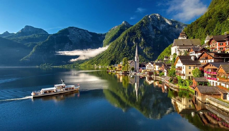 Schönes Dorf in Österreich am Wasser.