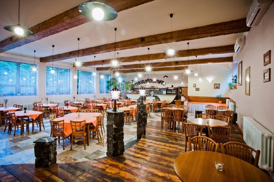 Hotel dining room, restaurant from the inside with set tables and cutlery. The best restaurants in Frankfurt am Main are just as stylish and Enjoyable.