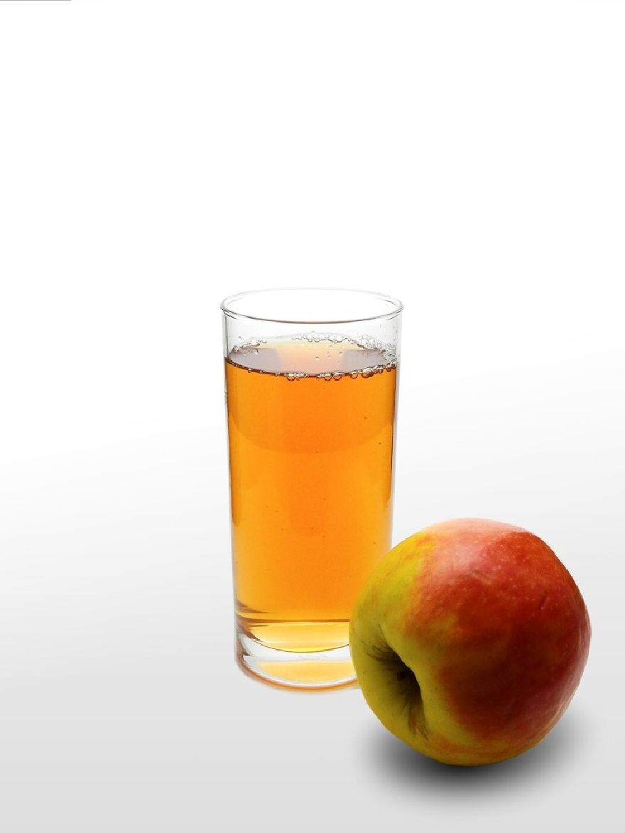 Erfrischender Apfelsaft so wie man den in Deutschland trinkt.