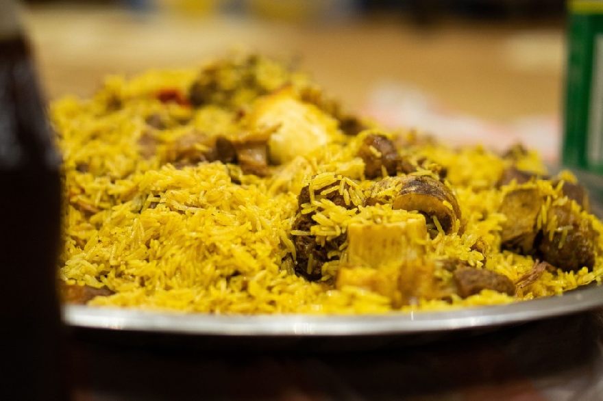 Kamelfleisch mit Reis so ähnlich wie das Stuffed Camel in Katar.