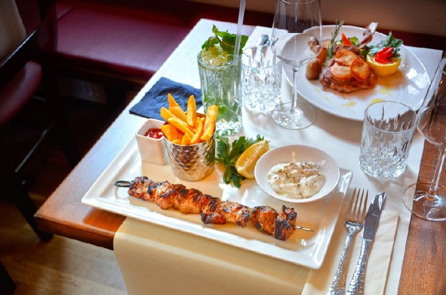 Table à manger avec nourriture