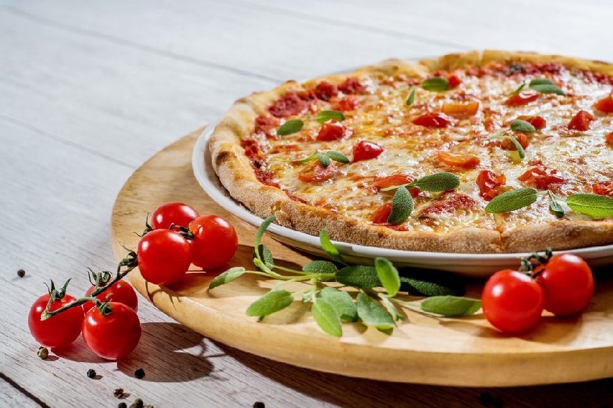 Knusprige Pizza so wie man die in San Marino zu Essen bekommt.