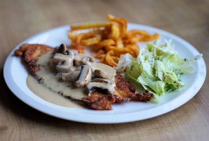 Schnitzel mit Pommes und Salat