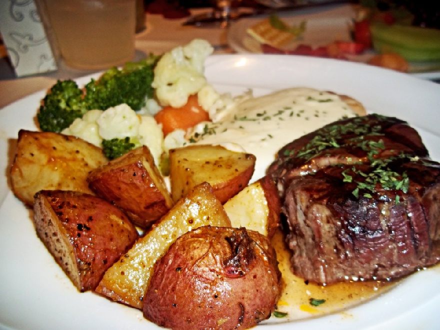 Leckeres Essen so ähnlich wie das traditionelle Hangi in Neuseeland.